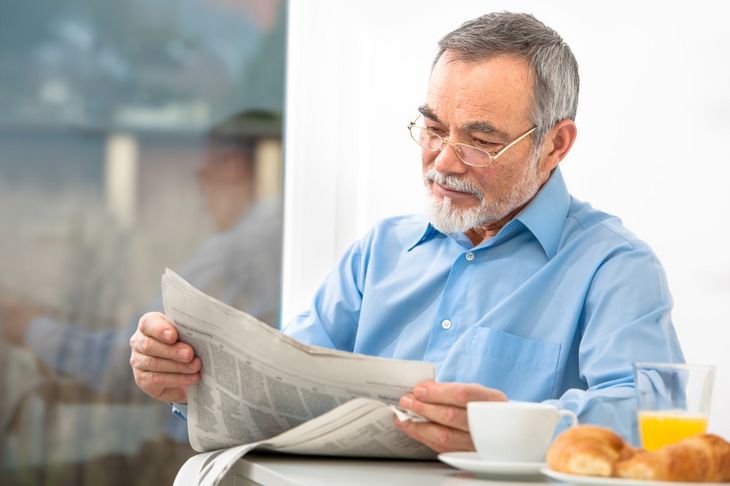 Senior der læser avis