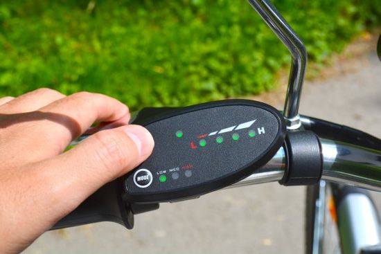 Mand der starter elcykel