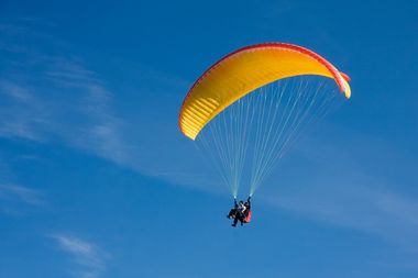Paragliding er en af de mange oplevelsesgaver der kan indløses i Danmark