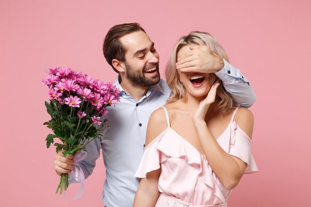 Mand der giver kæresten blomster
