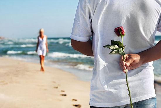 Mand der medbringer en rød rose som gave til sin date