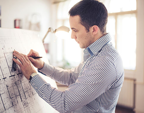 Arkitekt der arbejder på sit kontor