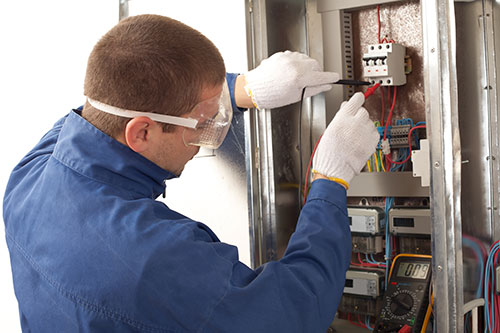 Elektriker på arbejde