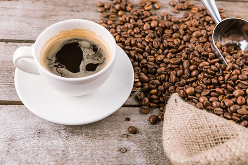 Kaffebønner og en kop med kaffe
