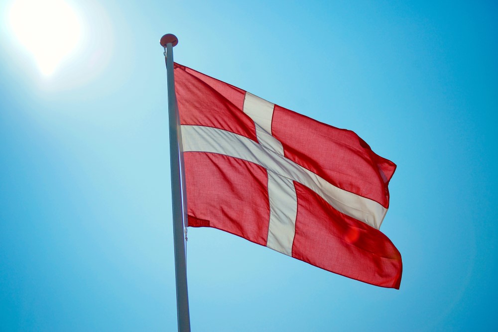 Dannebrog i flagstang