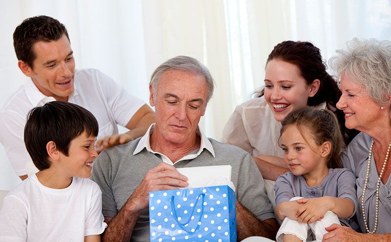 Bedstefar der modtager en gave fra hele familien