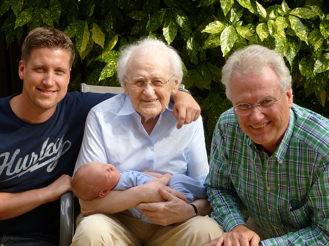 4 generationer samlet - fra oldebarn til oldefar
